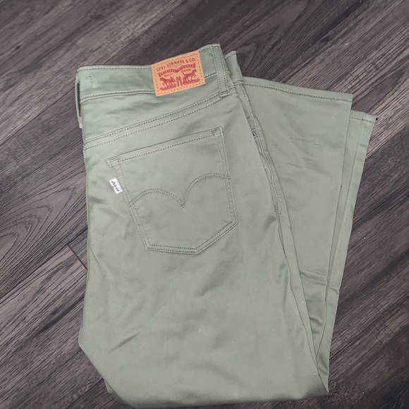 Levi’s 311 Shaping Skinny Capri’s - Picture 4 of 6